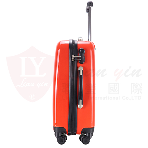 Camper 印花行李箱 